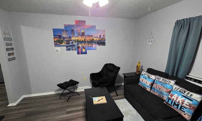Lorain House | Cozy and Serene 2-bedroom pet friendly house with AC in Downtown Lorain
