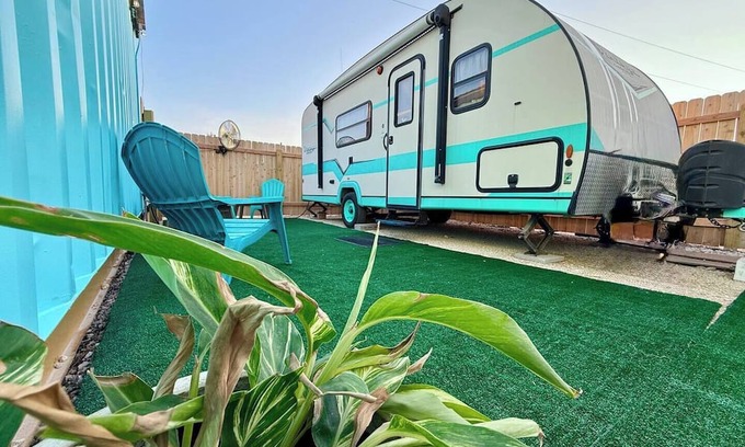 Austin House | The Green Room Getaway @ Drinks Backyard - near COTA