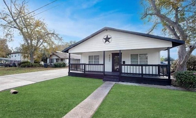 Groves House | 4 bedroom home in Groves with pool
