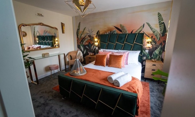 West Bromwich House | Luxury 5BR Home | Hot Tub | EV-Friendly Stay