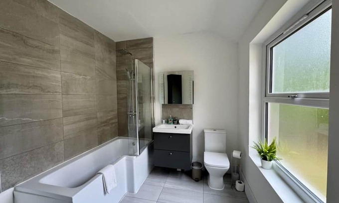 Moseley House | Comfortable family-friendly four bedroom house