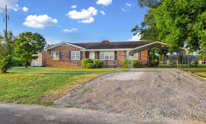 Henning House | Charming Home on 1 Acre w/Game Room, WIFI, AC, EV!