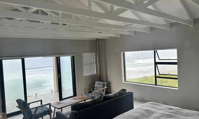 Reebok House | 4-bedroom Beachside house in Garden Route District