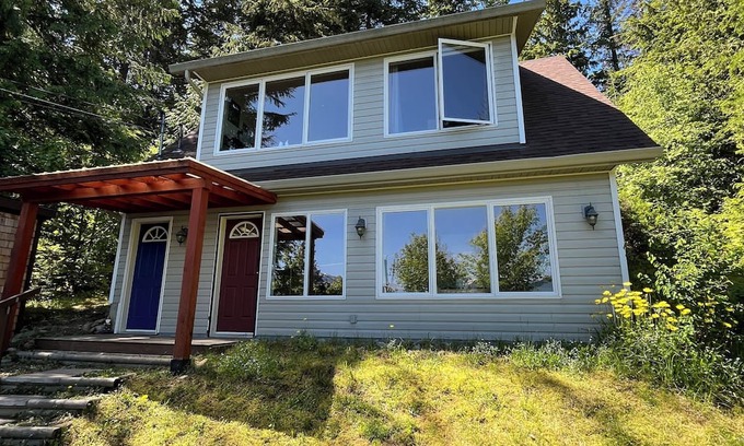 Balfour House | Full Suite | Lake View | Forest Retreat | Full Kitchen | Laundry