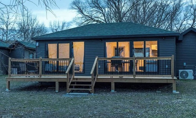 Harwood Cabin | 2-bedroom Lake Front Cottage in Harwood, ON #4