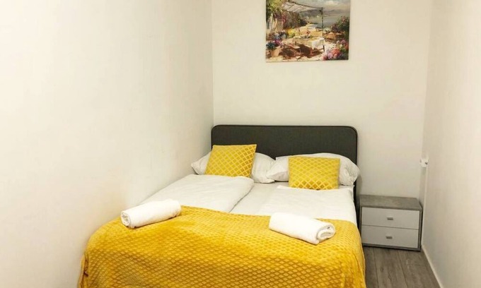 Favoriten Hotel | Private Room for 4 Near Hauptbahnhof, Vienna
