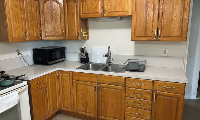 Burley Apartment | Cozy 2-bedroom apartment in welcoming Burley with AC
