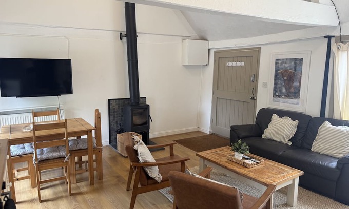 Lechlade Cottage | Bullpen Cotswolds Cottage Farm Stay With Pool: