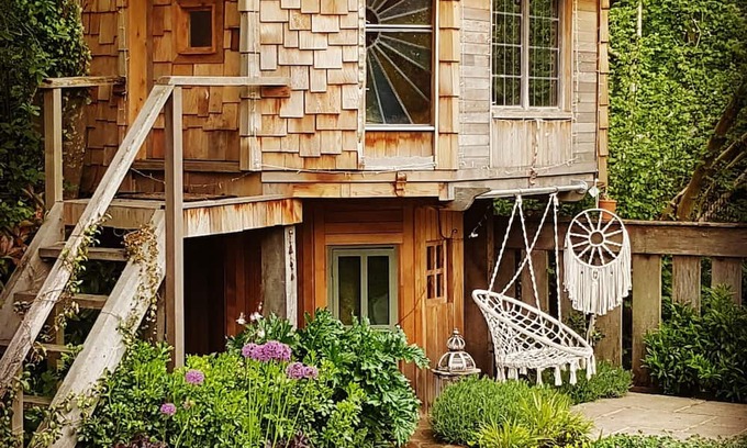 Chiddingfold Cottage | Rural Surrey Cottage and TV award winning 'Shed of the year' Mushroom house!