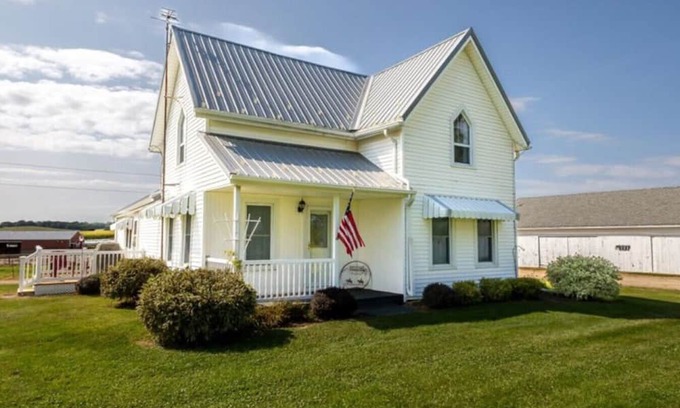 Shullsburg Apartment | The Country Farmhouse | A&D Rise Getaways