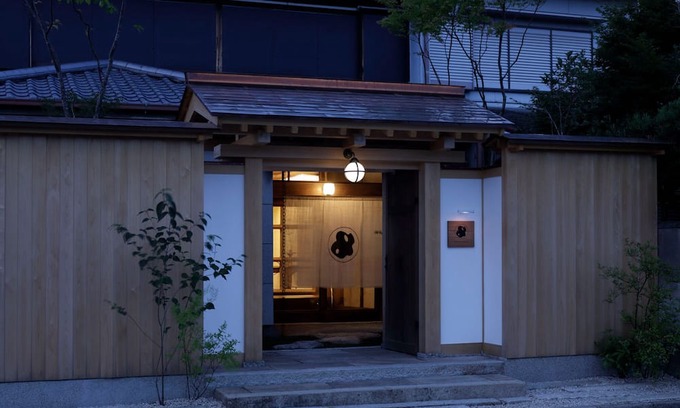 Kuwana House | Renovated the main house of Maruyo Lumber, which is over 70 years old. Located in Funama-cho, Kuwana City, the site of the "Shichiri-no-watashi" ferry, the inn is a private house with antiques and artwork that blends the old and the new.
