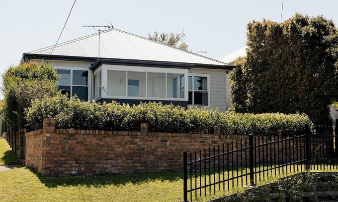 Tighes Hill House | Family-Friendly Escape | Walk to Cafés & Creek