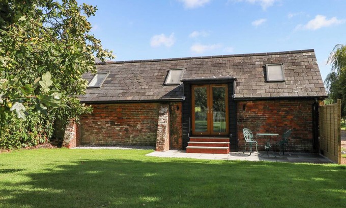 Netley Cottage | THE OLD PARLOUR, romantic, with a garden in Durley