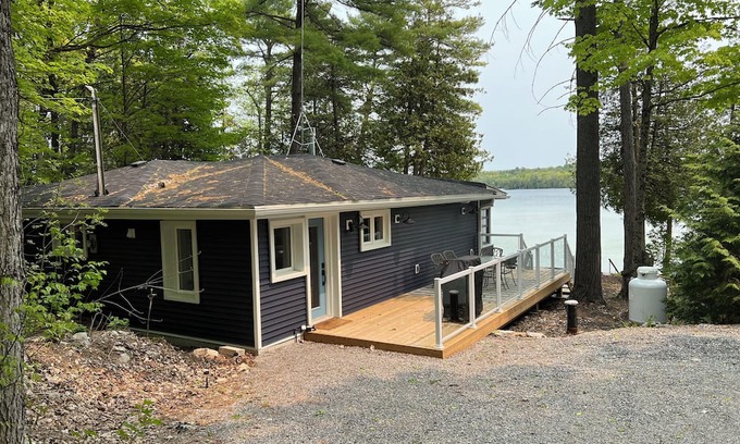 Lakehurst Cottage | Beautiful Sandy Lake Cabin (as seen on HGTV)