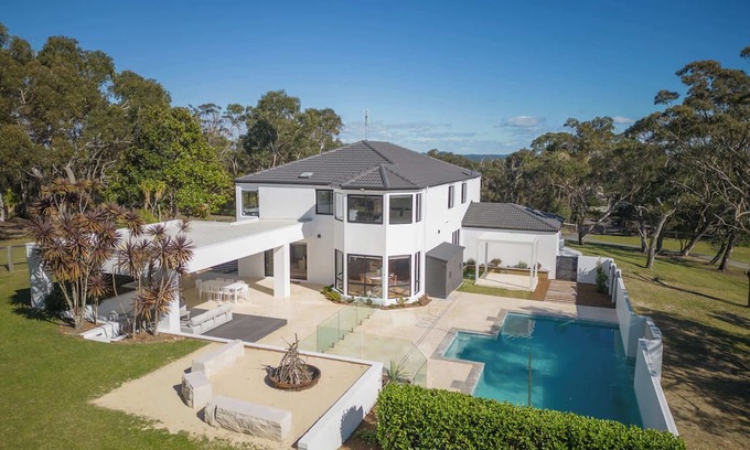 Kariong House | La La Land by Coast Hosting