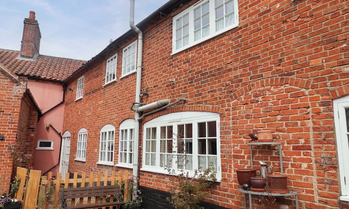 Beccles House | 11 BALLYGATE, pet friendly, character holiday cottage in Beccles