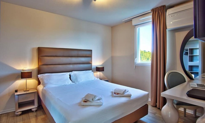 Mouguerre Hotel | A short drive away from Jardin Botanique! Pets Are Welcome! FREE Parking!