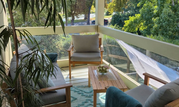 Charmes Apartment | Room + bathroom + balcony by the canal