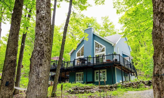 Lac-McGregor Cottage | Chalet Watson | Cozy pet-friendly cottage near Gatineau/Ottawa with Home Theatre