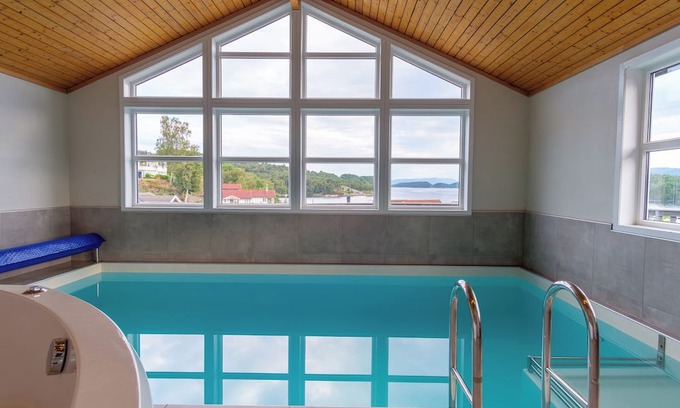 Sveio Cabin | Exclusive sea cabin w. Pool, sauna and hot tub