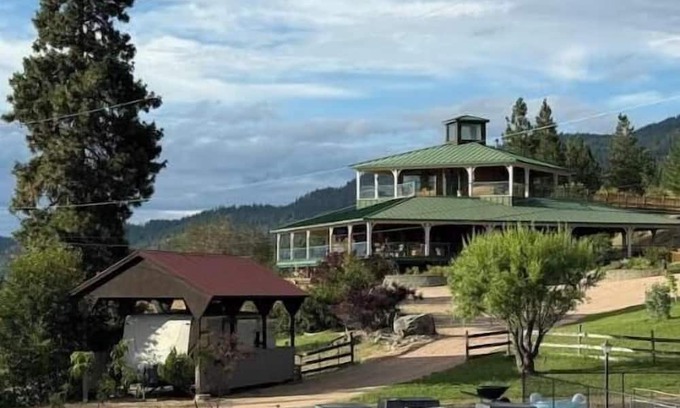 Central Okanagan House | Oasis in Oyama