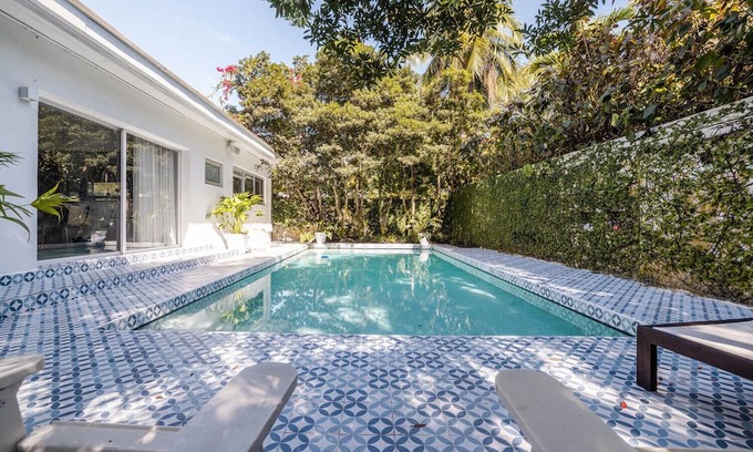 El Portal House | Artist Den Cozy Home with Pool and Parking