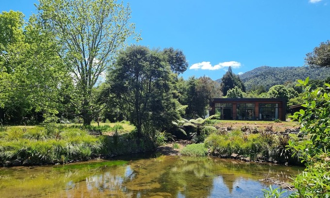 Coromandel House | Stylish-Peaceful-Tranquil-Spacious Couples Getaway. Pond/Stream/Fire/Internet