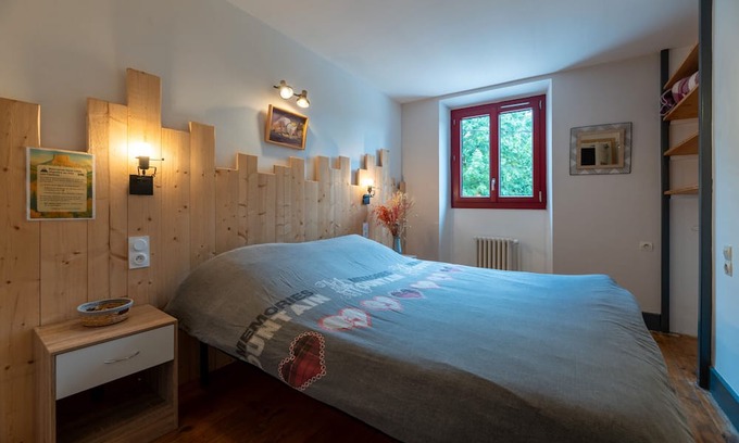 Vassieux-en-Vercors Apartment | Room 'Les Carlines 2' with Mountain View, Shared Terrace and Wi-Fi
