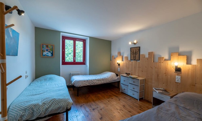 Vassieux-en-Vercors Apartment | Room 'Les Carlines 3' with Mountain View, Shared Terrace and Wi-Fi