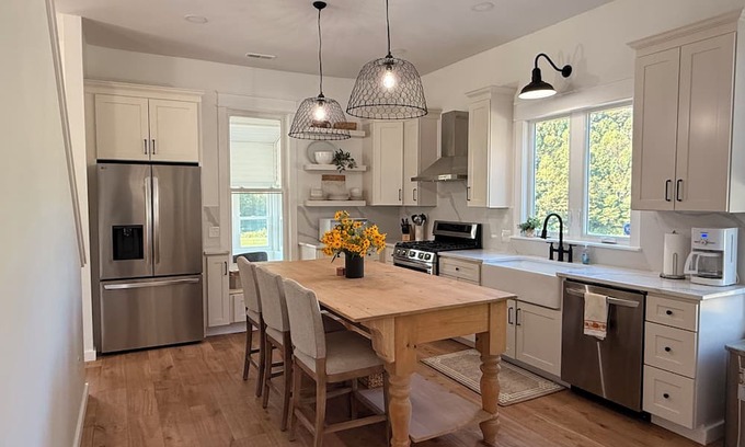 West Columbia House | Pickett’s Place-Modern Country Farmhouse with Rustic Charm, minutes from town.