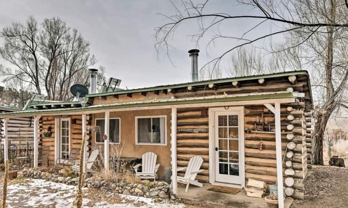 San Cristobal House | Studio-Style Log Cabin near Carson National Forest, New Mexico