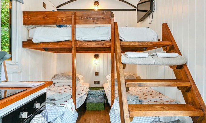 Blackham Cottage | Stag Shepherds Hut - a holiday let that sleeps 4 guests in 1 bedroom