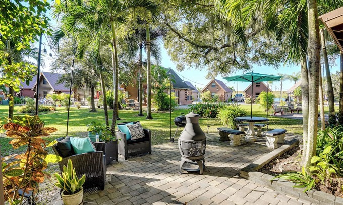 Taylor Creek Cabin | Lake Okeechobee Dockside Cabin w/ Pool Access