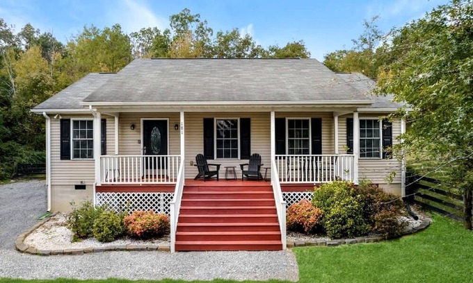 Luray Cottage | Spectacular Cottage Perfect for Groups and Water Activities in Luray, Virginia