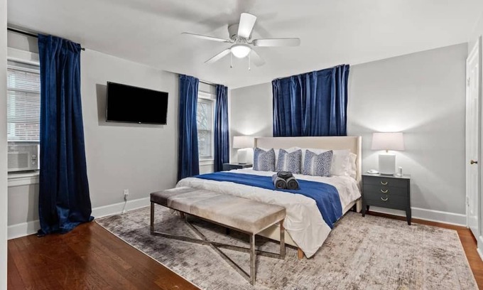 Chevy Chase House | This house is a 2 bedroom(s), 1 bathrooms, located in Lexington, KY.
