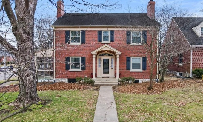 Chevy Chase House | This house is a 4 bedroom(s), 2 bathrooms, located in Lexington, KY.