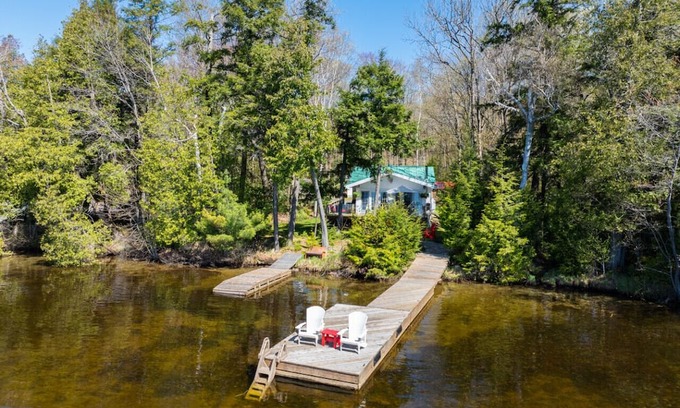 Seguin Cottage | A Serene Lake Escape