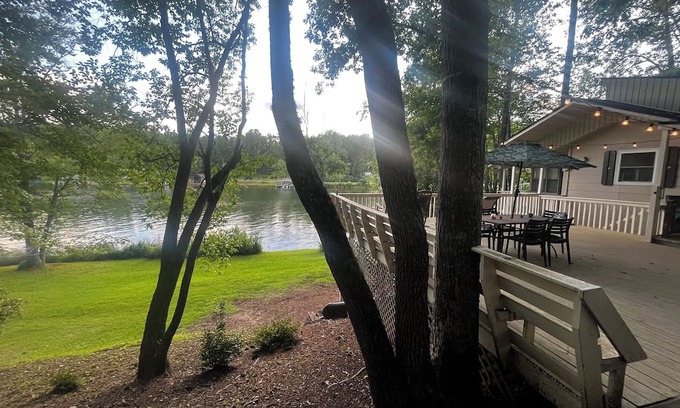 Tamassee House | LAKEHOUSE 2-bedroom with dock and outdoor dining in Tamassee