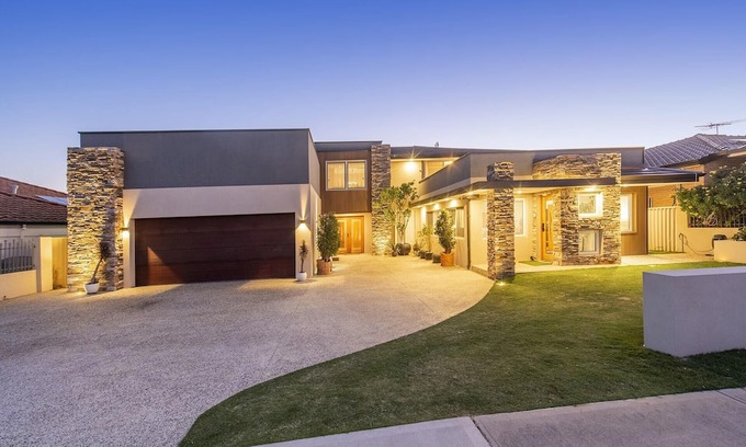 Dianella House | 4 Magical Majestic Family Home Sleeps 8 HUGE backyard + parking