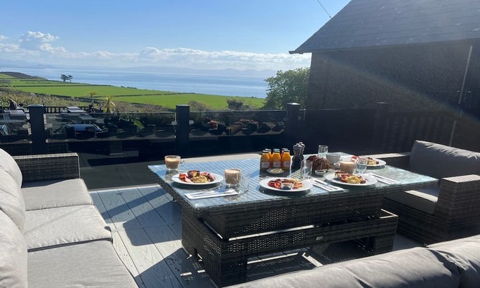 Llanbedrog Cottage | Tremfan Gorwel - a sea view that sleeps 4 guests in 2 bedrooms