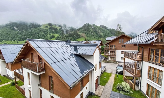 Rauris Apartment | Lovely apartment for 6 people with WIFI, pool, TV, terrace and parking