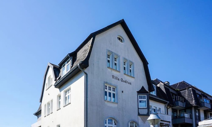 Westerland Apartment | Villa Gudrun - Bounty 1 - Feelings of happiness on the Bounty: look forward to a