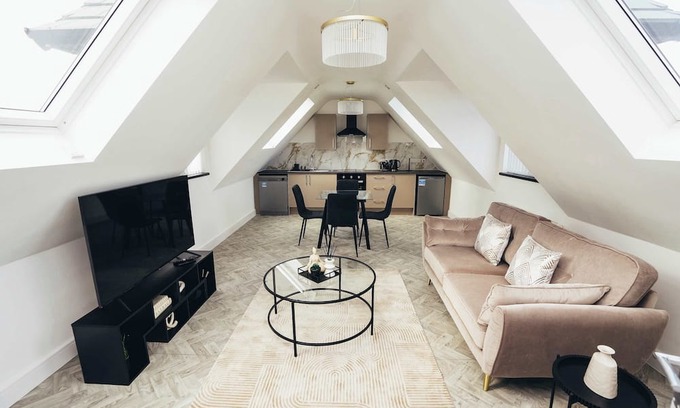 Barrow-on-Trent Apartment | Hen & Chickens Luxury Apt Free Parking | By DerBnB