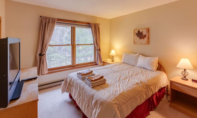 Lincoln Apartment | Riverfront Condo w/Outdoor Pool