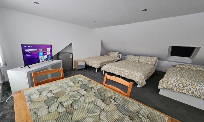 Windsor Apartment | SnoozeDen Westmead| Double Room