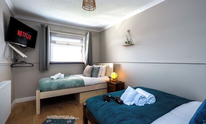 Llandarcy House | Parking, Garden, Stunning Views