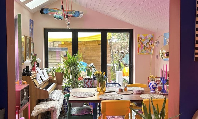 Leabridge Apartment | Klein House Clapton Sleeps 2-Piano-Patio-MirrorBED