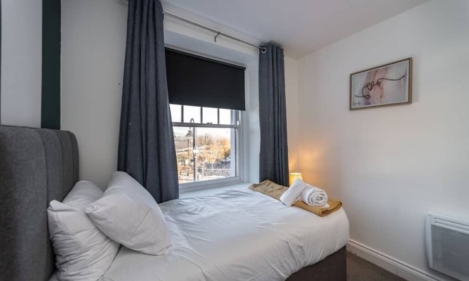 Neath Apartment | Fully Equipped Kitchen, Double room