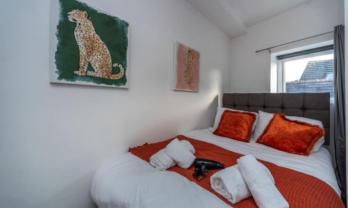 Neath Apartment | Fully Equipped Kitchen, Double room