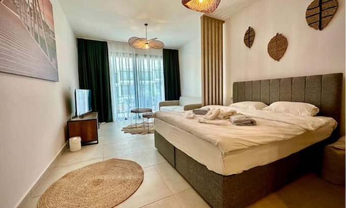 Bahceli Apartment | Beautiful studio: Relaxation by the pool under palm trees